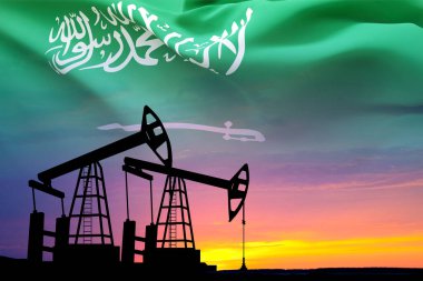 Suudi Arabistan bayrağı ve petrol kulesi. Petrol endüstrisi. Suudi Arabistan 'da petrol üretimi