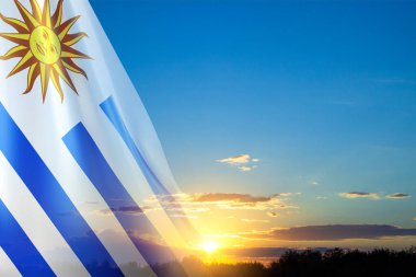 Gün batımına karşı Uruguay bayrağı. Ulusal Tatil İçin Arkaplan