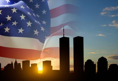 New York silueti, gün batımına karşı İkiz Kuleler ve ABD bayrağı. Vatanseverlik Günü afişi. 9.11.2001