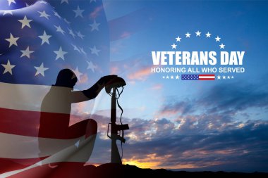 Gün batımına karşı Amerikan bayrağıyla diz çökmüş bir askerin silueti. Gaziler Günü. Hizmet Edenleri Onurlandırmak