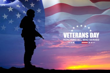 Gün batımına karşı Amerikan bayrağı taşıyan bir askerin silueti. Gaziler, Anma Günü konsepti