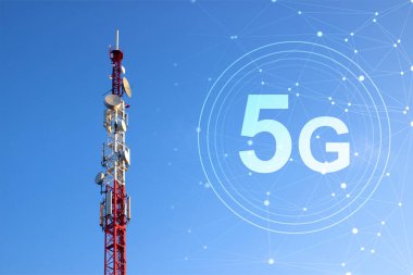 5G hücresel telekomünikasyon kulesi. Mavi gökyüzüne karşı antenli telekomünikasyon kulesi