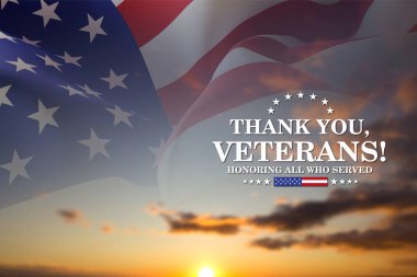 Gaziler Günü Arka plan Tasarımı. Gün batımına karşı ABD bayrakları. Teşekkürler, Gaziler! Hizmet Edenleri Onurlandırmak
