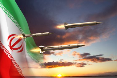 Füzeler gün batımına karşı İran bayrağını taşıyor. Bomba, kimyasal silahlar, füze savunması, yaylım ateşi sistemi. 3d oluşturma