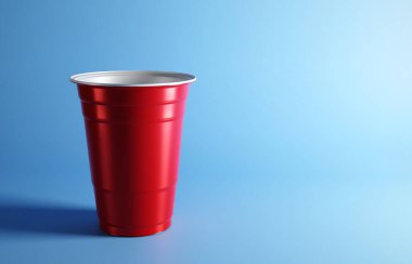Kırmızı plastik parti bardağı mavi arka planda. 3d oluşturma
