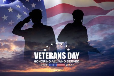 Gün batımına karşı Amerikan bayrağı taşıyan asker siluetleri. Gaziler Günü, Anma Günü, Bağımsızlık Günü konsepti