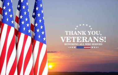 Gaziler Günü Arka plan Tasarımı. Gün batımına karşı ABD bayrakları. Teşekkürler, Gaziler! Hizmet Edenleri Onurlandırmak