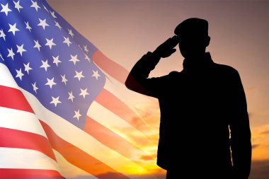 Gün batımına karşı Amerikan bayrağı taşıyan asker silueti. Gaziler Günü için tebrik kartı, Anma Günü, Bağımsızlık Günü. EPS10 vektörü