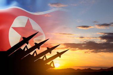 Kuzey Kore bayrağıyla gün batımına karşı füze silueti