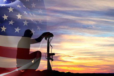 Gün batımına karşı Amerikan bayrağıyla diz çökmüş bir askerin silueti. Gaziler Günü. Hizmet Edenleri Onurlandırmak