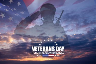 Gün batımına karşı Amerikan bayrağı taşıyan bir askerin silueti. Gaziler, Anma Günü konsepti. Gaziler Günü Mektupları. Hizmet Edenleri Onurlandırmak