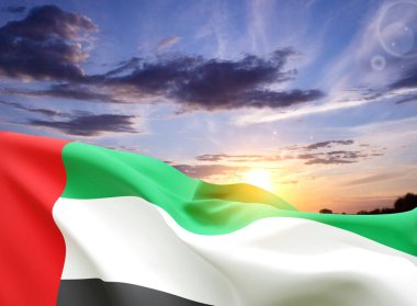 2 Aralık - Birleşik Arap Emirliklerinin Bağımsızlık Günü. Gün batımına karşı BAE bayrağı