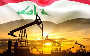 Gün batımına karşı Irak bayrağı taşıyan petrol pompaları silueti. Irak Petrol Sanayii konsepti. Yerden gelen ham petrol üretimi