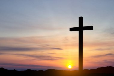 İyi cumalar. Paskalya 'dan önce Cuma. Hıristiyan haçı gün batımına karşı