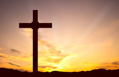 İyi cumalar. Paskalya 'dan önce Cuma. Hıristiyan haçı gün batımına karşı