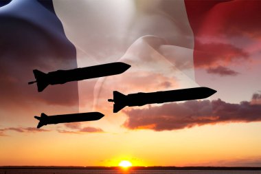 Gün batımına karşı Fransa bayrağıyla füze silueti. Nükleer füze kavramı