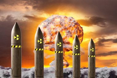 Gün batımında gökyüzüne karşı atom patlamalı nükleer füzeler. Nükleer savaş konsepti. 3d oluşturma