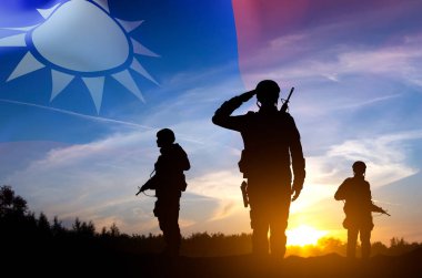 Tayvan bayrağıyla gün batımına karşı bir askerin siluetleri