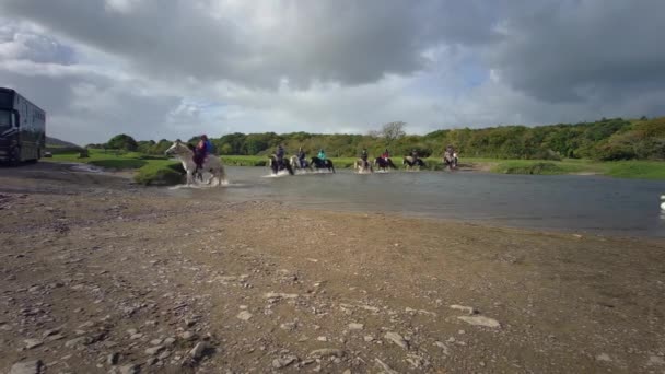 Riders Crossing River Ewenny Ogmore Castle Ogmore Sea Glamorgan Wales — Stock Video