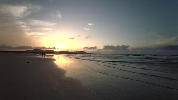 ファマラビーチの美しい夕日 ランサローテ カナリア諸島 Caleta Famara Famara Beach夕方の光の中でウィンドサーフィンやサーフィンのビーチ — ストック動画