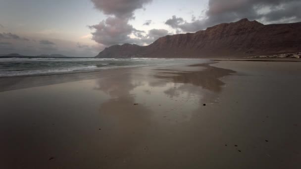 Piękny Zachód Słońca Plaży Famara Lanzarote Wyspy Kanaryjskie Caleta Famara — Wideo stockowe