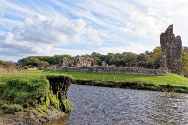 Glamorgan Nehri Vadisi 'ndeki Ogmore Kalesi' nin kalıntıları. Ogmore by Sea, Glamorgan, Galler, Birleşik Krallık