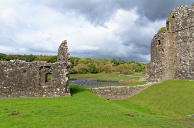 Glamorgan Nehri Vadisi 'ndeki Ogmore Kalesi' nin kalıntıları. Ogmore by Sea, Glamorgan, Galler, Birleşik Krallık