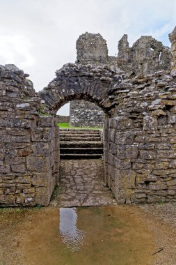 Glamorgan Nehri Vadisi 'ndeki Ogmore Kalesi' nin kalıntıları. Ogmore by Sea, Glamorgan, Galler, Birleşik Krallık