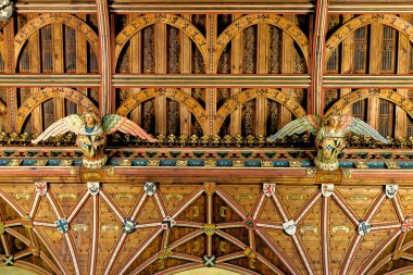 Yuvarlak ziyafet odasının içi. İnanılmaz altın yaldızlı, oyma tavanıyla. Cardiff 'teki Cardiff Şatosu, Glamorgan, Galler, İngiltere - 16 Ekim 2022