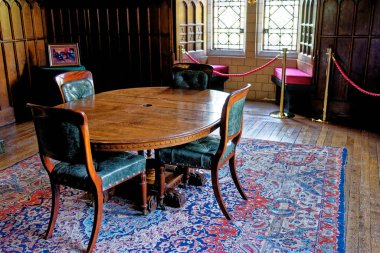 Büyük, kocaman şömineli büyük yemek odası manzarası. Cardiff, Galler 'deki Cardiff Şatosu' nda. 16 Ekim 2022.