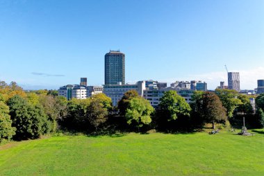 Cardiff Castle Garden ve Kale Kalesi 'nden Cardiff City. Cardiff, Glamorgan, Galler, Birleşik Krallık - 16 Ekim 2022