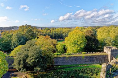 Cardiff Castle Garden ve Kale Kalesi 'nden Cardiff City. Cardiff, Glamorgan, Galler, Birleşik Krallık - 16 Ekim 2022