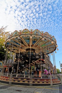 Queen Caddesi 'nde geleneksel Merry-go turu - Cardiff Şehir Merkezi, Glamorgan, Galler, İngiltere - 16 Ekim 2022