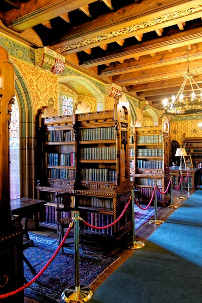 该图书馆由维多利亚时代的建筑师和设计师威廉 伯吉斯 William Burges 位于南威尔士加的夫的加的夫城堡 2022年10月16日 — 图库照片