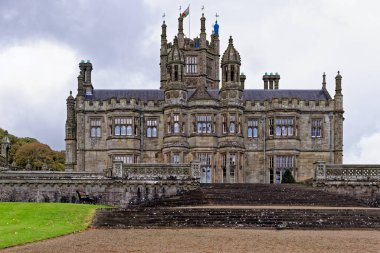 Gotik tarzı Viktorya dönemi malikanesi. Tudor Gotik Malikanesi taş işçiliğinin yükseltme detayları, Margam Kalesi. Margam Country Park, Margam, Port Talbot, Güney Galler, Birleşik Krallık - 15 Ekim 2022