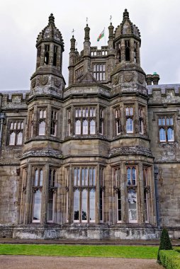 Gotik tarzı Viktorya dönemi malikanesi. Tudor Gotik Malikanesi taş işçiliğinin yükseltme detayları, Margam Kalesi. Margam Country Park, Margam, Port Talbot, Güney Galler, Birleşik Krallık - 15 Ekim 2022