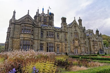 Gotik tarzı Viktorya dönemi malikanesi. Tudor Gotik Malikanesi taş işçiliğinin yükseltme detayları, Margam Kalesi. Margam Country Park, Margam, Port Talbot, Güney Galler, Birleşik Krallık - 15 Ekim 2022