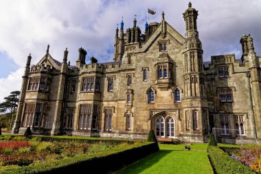 Gotik tarzı Viktorya dönemi malikanesi. Tudor Gotik Malikanesi taş işçiliğinin yükseltme detayları, Margam Kalesi. Margam Country Park, Margam, Port Talbot, Güney Galler, Birleşik Krallık - 15 Ekim 2022