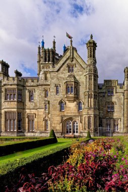 Gotik tarzı Viktorya dönemi malikanesi. Tudor Gotik Malikanesi taş işçiliğinin yükseltme detayları, Margam Kalesi. Margam Country Park, Margam, Port Talbot, Güney Galler, Birleşik Krallık - 15 Ekim 2022