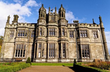 Gotik tarzı Viktorya dönemi malikanesi. Tudor Gotik Malikanesi taş işçiliğinin yükseltme detayları, Margam Kalesi. Margam Country Park, Margam, Port Talbot, Güney Galler, Birleşik Krallık - 15 Ekim 2022