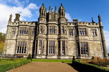 Gotik tarzı Viktorya dönemi malikanesi. Tudor Gotik Malikanesi taş işçiliğinin yükseltme detayları, Margam Kalesi. Margam Country Park, Margam, Port Talbot, Güney Galler, Birleşik Krallık - 15 Ekim 2022