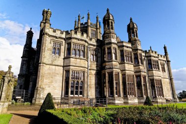 Gotik tarzı Viktorya dönemi malikanesi. Tudor Gotik Malikanesi taş işçiliğinin yükseltme detayları, Margam Kalesi. Margam Country Park, Margam, Port Talbot, Güney Galler, Birleşik Krallık - 15 Ekim 2022