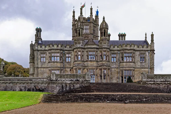 Gótikus Stílusú Viktoriánus Kastély Tudor Gótikus Kastély Magaslati Részletei Kőfaragás — Stock Fotó