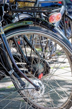 Kopenhag, Danimarka 'da 3 Mart 2012' de sokağa park edilmiş bisikletlerin detayları