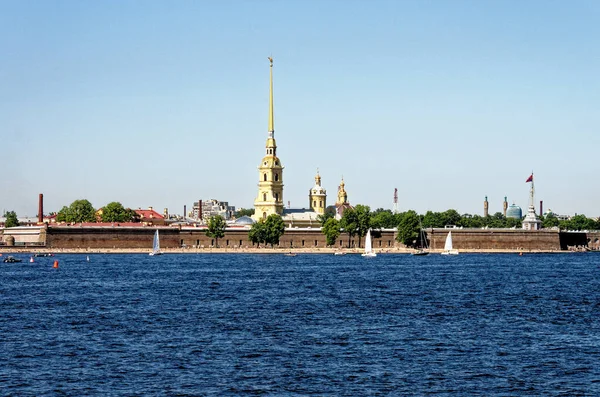 圣彼得和保罗大教堂 彼得和保罗要塞 涅瓦河 圣彼得堡 俄罗斯 March 2012 — 图库照片