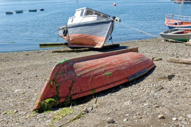 Golfo de Ancud 'daki balıkçı tekneleri - Şili' nin Göl Bölgesi 'ndeki Castro Körfezi, Chilo Adası. 16 Şubat 2014 - Castro, Şili, Güney Amerika