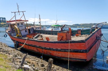 Golfo de Ancud 'daki balıkçı tekneleri - Şili' nin Göl Bölgesi 'ndeki Castro Körfezi, Chilo Adası. 16 Şubat 2014 - Castro, Şili, Güney Amerika