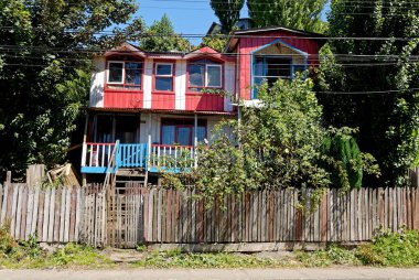 Şili 'nin Göl Bölgesi' ndeki Chilo Adası 'ndaki Castro kasabasının manzarası. 16 Şubat 2014 - Castro, Şili, Güney Amerika