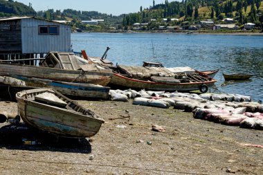 Golfo de Ancud 'daki balıkçı tekneleri - Şili' nin Göl Bölgesi 'ndeki Castro Körfezi, Chilo Adası. 16 Şubat 2014 - Castro, Şili, Güney Amerika