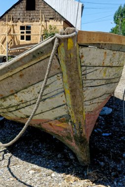 Golfo de Ancud sahilindeki balıkçı tekneleri Şili 'nin Göl Bölgesi' ndeki Chilo Adası 'ndaki Castro Körfezi' nde. 16 Şubat 2014 - Castro, Şili, Güney Amerika